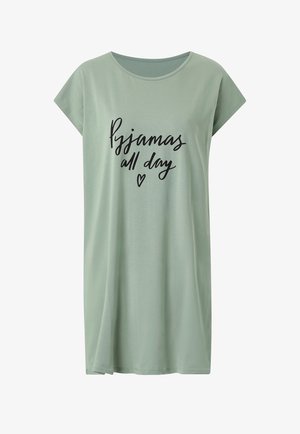 Camicia da notte verde chiaro a maniche corte con testo in corsivo nero "Pigiama tutto il giorno" e un piccolo cuore sotto il testo.