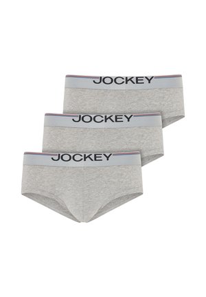 Drei graue Herren-Slips mit breiten weißen Taillenbändern, die das "Jockey"-Logo sowie dünne rote und blaue Streifen auf weißem Hintergrund zeigen.