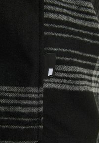 CHASIN' STRYKE GRAPHITE - Vapaa-ajan kauluspaita - black