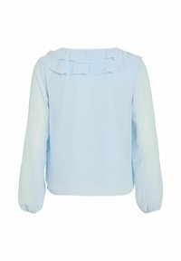 Lys blå bluse med lange ermer, en rysjet halslinning og myk tekstur. Enkel design uten pynt eller mønstre.