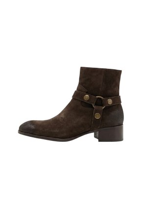 Stivaletto alla caviglia in suede marrone scuro con tacco basso a blocchetto, punta appuntita e cinturino decorativo con borchie metalliche e anello sul lato.