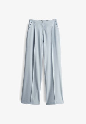 Pantaloni ampi di un blu chiaro realizzati in tessuto morbido, con vita alta, tasche frontali e chiusura con bottone. Dettaglio con pieghe.