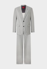 Abito grigio chiaro a righe sottili, composto da una giacca monopetto con rever a punta e pantaloni a gamba larga coordinati. Include bottoni neri e tasche.