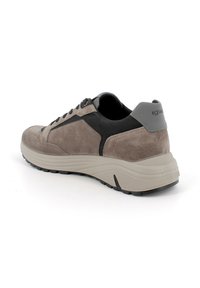 Sneaker con una toma in suede marrone, accento sul tallone nero e suola grigia. Presenta una chiusura con lacci e suola in gomma testurizzata per una buona aderenza.