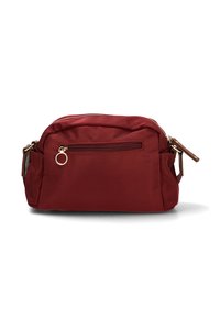 Bolso cruzado de nylon rojo con un bolsillo frontal con cremallera, cierre de doble cremallera y dos bolsillos laterales deslizantes. Presenta acentos de cuero marrón.