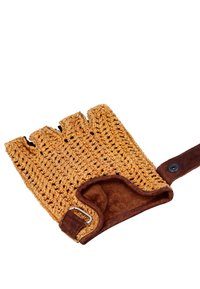 Handgestrickte, beige Fingerhandschuhe ohne Finger mit strukturiertem Stoff und braunen Wildlederelementen, ausgestattet mit einem verstellbaren Riemen und Metallbeschlägen.