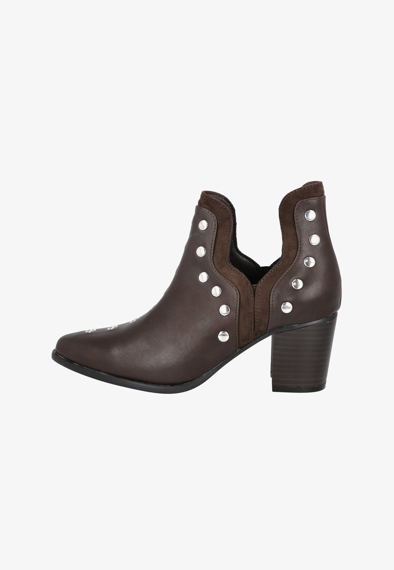 Bota de tobillo marrón con punta puntiaguda, hecha de cuero liso y ante, con tachuelas plateadas a lo largo de los laterales y un tacón apilado.