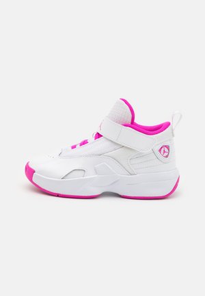 Scarpe da ginnastica bianche con accenti rosa, dotate di una tomaia in rete, colletto imbottito alla caviglia, cinturino regolabile e design della suola texturizzato.