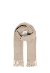 Béžový vlnený šál s jemnou textúrou, so strapcami na koncoch a jednoduchým obdĺžnikovým dizajnom, zavesený do slučky na vystavenie.