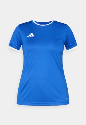 Modra športna majica iz gladkega blaga. Ima bele poudarke na ovratniku in rokavih ter beli logotip na levi strani prsnega koša.