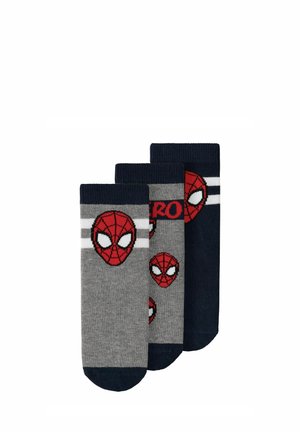 Tri para dječjih čarapa s dizajnom crvenih maski Spider-Mana, u sivim i tamnoplavim bojama s bijelim prugama na rubovima.
