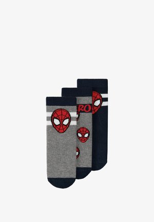 Tri para otroških nogavic z rdečimi vzorci Spider-Manove maske, v sivi in temno modri barvi s belimi črtami na manšetah.