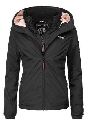 Chaqueta impermeable negra con capucha forrada de forro polar rosa, bolsillos con cremallera en el frente y los laterales, y logo Marikoo Mountain en el pecho.