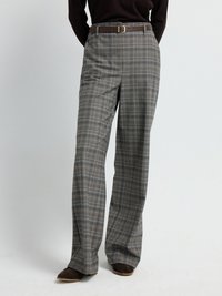Pantaloni a quadri in tonalità di grigio con cintura in pelle marrone. Presentano una silhouette a gamba larga e una texture morbida. Accentuati da linee e motivi delicati.
