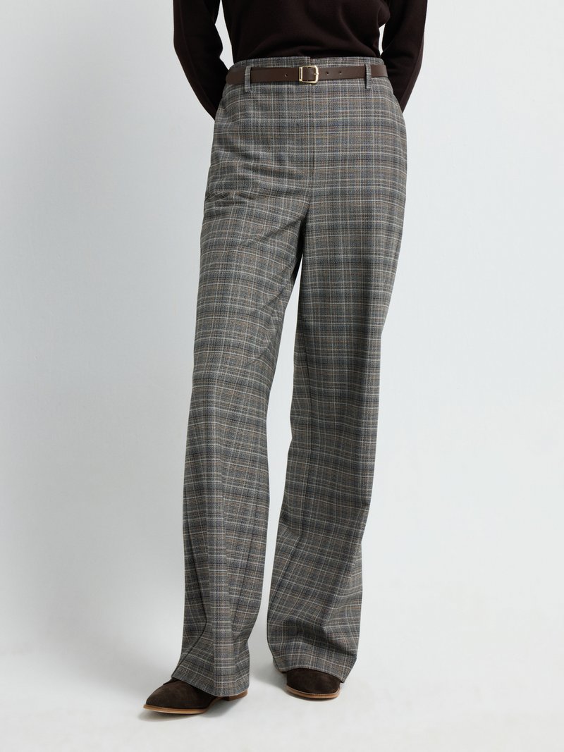 Pantaloni a quadri in tonalità di grigio con cintura in pelle marrone. Presentano una silhouette a gamba larga e una texture morbida. Accentuati da linee e motivi delicati.