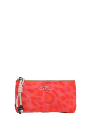 Bolso con cremallera rojo con estampado de leopardo naranja, logo "BIMBA Y LOLA" y cordón decorativo beige con cuentas negras sobre fondo blanco.