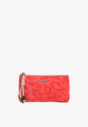 Czerwona saszetka na zamek błyskawiczny z pomarańczowym wzorem w cętki lamparta, logo "BIMBA Y LOLA" oraz ozdobnym beżowym sznurkiem z czarnymi koralikami na białym tle.