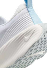 Zapatilla Nike con parte superior de malla blanca, acentos de cuero azul claro y suela texturizada con un logo visible. Forma curva con detalles acanalados.