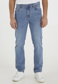 Gai zili džinsi ar taisnu kāju dizainu, kas aprīkoti ar priekšējiem kabatām, jostu cilpām, rāvējslēdzēju un viegli izbalējušu tekstūru.