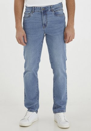 Ljust blå denimjeans med rak bendesign, som har framfickor, bälteshällor, dragkedja och en något urtvättad struktur.