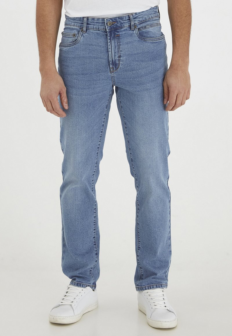 Gai zili džinsi ar taisnu kāju dizainu, kas aprīkoti ar priekšējiem kabatām, jostu cilpām, rāvējslēdzēju un viegli izbalējušu tekstūru.