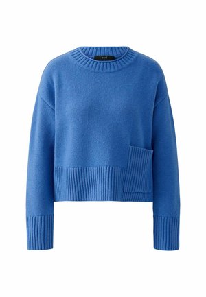 Blauer gestrickter Pullover mit geripptem Halsausschnitt und Bündchen. Mit einer Fronttasche auf der linken Seite. Lässiger, kurz geschnittener Schnitt. Weiche Textur.