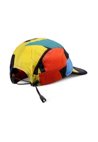 Gorra de múltiples colores con un diseño de patchwork que incluye secciones en amarillo, rojo, azul y verde. Tejido ligero con ajuste en la parte trasera.