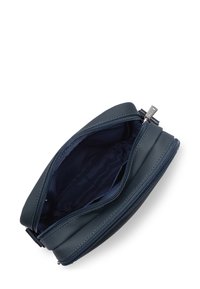 Borsa con zip di colore blu navy, con un esterno texture e un interno in tessuto liscio. Presenta un design sottile e arrotondato, oltre a una robusta cerniera.