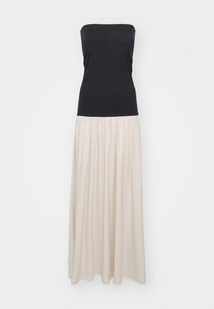 Trägerloses Maxikleid mit einem schwarzen, taillierten Oberteil und einem fließenden, cremefarbenen Rock. Glatte Stoff mit Raffungen an der Taille.