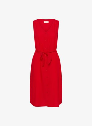 Rochie roșie fără mâneci, cu decolteu adânc în V, închidere cu nasturi în față și curea legată în talie. Fabricată dintr-un material neted, cu o siluetă fluidă.