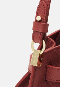 Coccinelle KLICHE  - Geantă de mână - bordeaux