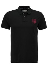 Czarna koszulka polo wykonana z bawełny, z kołnierzykiem, dwoma guzikami i haftowanym bordowym logo po lewej stronie klatki piersiowej.