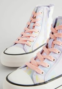 Trampki high-top z płótna w pastelowy kwiatowy wzór, z różowymi sznurówkami i białą gumową osłoną na palce; z boku z suwakiem i teksturowaną podeszwą.