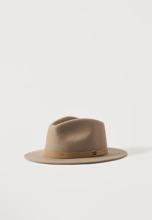 Chapeau fedora en feutre marron clair avec un large bord et une fine bande en cuir autour de la base.