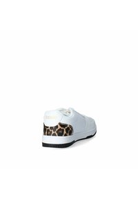 Sneaker bianco con una tomaia strutturata e imbottita. Presenta un pannello con stampa leopardata nel tallone e una suola in gomma nera. Accentatura con logo dorato.