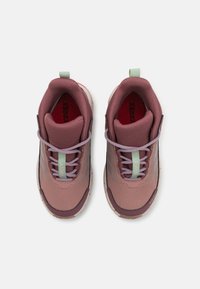 Rosa und burgunderfarbene Sportschuhe mit Mesh-Obermaterial, grauen Akzenten, Schnürverschluss und gepolstertem Schaft. Verfügt über eine strukturierte Sohle für besseren Halt.