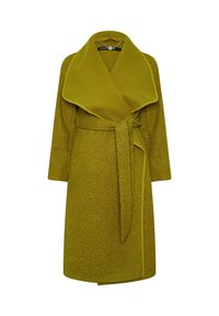 Abrigo verde de mezcla de lana con amplio cuello chal, cintura ceñida con cinturón y mangas largas. Tejido texturizado con un patrón sutil.