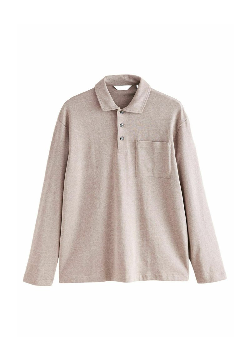 Hellbraunes langärmliges Poloshirt aus weichem Stoff, mit klassischem Kragen, einer Fünf-Knopf-Leiste und einer linken Brusttasche.