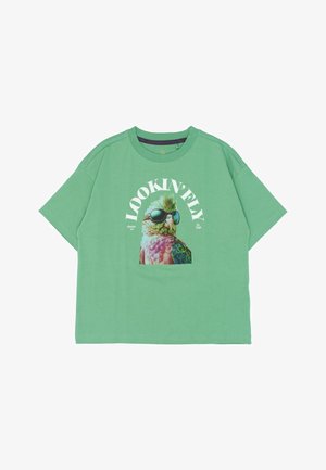 Zielony t-shirt z krótkim rękawem z grafiką papugi w okularach przeciwsłonecznych. Wokół obrazka nadrukowany jest tekst „LOOKIN' FLY”. Miękka w dotyku.