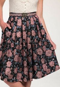 Floralen rok met een A-lijn vorm, met een zwarte achtergrond, roze en blauwe rozen, plooien en een verfraaide tailleband.