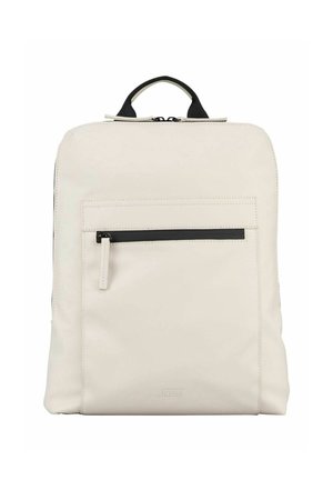 Sac à dos rectangulaire beige avec poche zippée à l'avant, fermeture double zip sur le dessus et poignée en tissu noir.