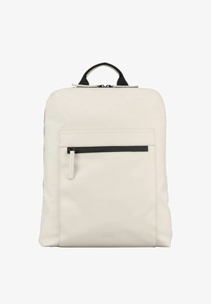 Sac à dos rectangulaire beige avec poche zippée à l'avant, fermeture double zip sur le dessus et poignée en tissu noir.