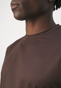 ICANIWILL STRIDE SLEEVELESS MEN - Viršus - dark brown