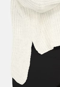 Non selezionato, white