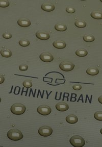 Vízálló szövet, texturált olajzöld felülettel, több vízcseppel és a "JOHNNY URBAN" logóval sötét betűtípussal.