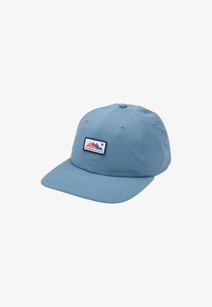 Cappello azzurro chiaro con visiera curva, costruzione in tessuto e una toppa rettangolare con un design di montagna in rosso, blu e bianco.