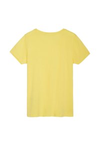 Żółta koszulka z krótkim rękawem wykonana z miękkiej bawełny. Posiada okrągły dekolt i luźny krój, jednolity kolor bez wzorów ani ozdób.
