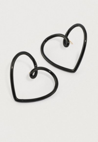 Juodos širdies formos auskarai iš lygaus materialo, turintys sukimo dizainą su blizgiu paviršiumi ir matoma tvirtinimo smeige.