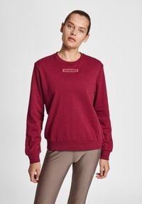 Bordeaux sweatshirt met een ronde hals, ribgebreide manchetten en zoom, met een subtiele logo op de borst. Glad textuur en casual pasvorm.