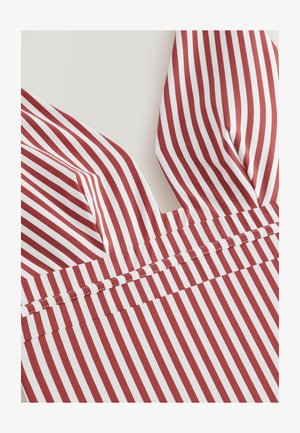 Rød- og hvidstribet stof med en glat tekstur. Designet har lodrette striber og skræddersyede detaljer, herunder et foldet område øverst.